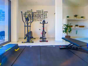 One Bedroom Apartment with King Bed Pool Gym and Fast WiFi Near the Beach 305