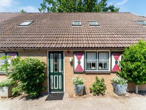 Attractive farmhouse in Giethoorn with garden