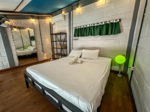 Central 1BR Mezzanine Loft with shared Pool, Fitness and private Kitchen in Canggu