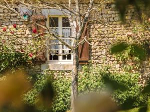 Maisons de vacances Farmhouse with private pool, large garden and playground : Maison de Vacances 3 Chambres 