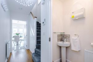 Long Term Stay 4 Bed 3 Bath & Parking Wrexham