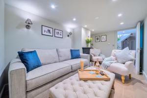 Elegant Central Guildford Home with Castle Views Pass The Keys