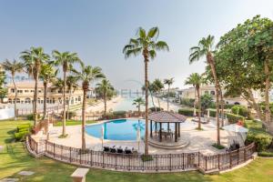 Beach Access Villa with Backyard in Prime Location in Canal Cove, Palm Jumeirah by Deluxe Holiday Homes