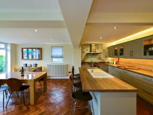 Stylish 3-Bed in Historic Caerleon-GardenParking Pass The Keys