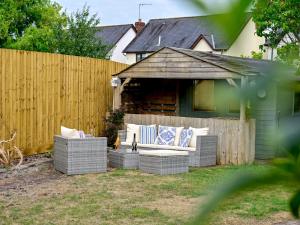 Stylish 3-Bed in Historic Caerleon-GardenParking Pass The Keys