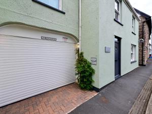 Stylish 3-Bed in Historic Caerleon-GardenParking Pass The Keys