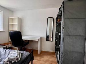 Liverpool Huntscross Home from Home Sleeps 4 Free Parking Pass the Keys