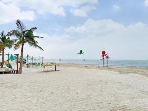 Alacarte condo - right on beach - high floor