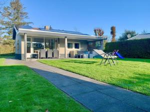 Home in Sint Maartenszee with Veranda