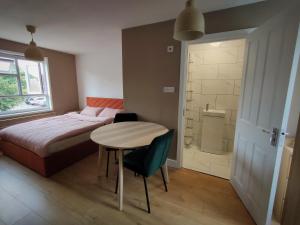 Spacious En-Suite Rooms & Off-Suite Rooms Near Hospital and Shops