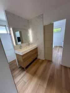 Maisons de vacances Maison 4 chambres piscine : photos des chambres