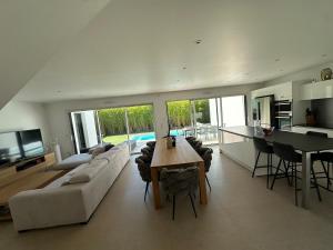 Maisons de vacances Maison 4 chambres piscine : photos des chambres