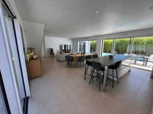 Maisons de vacances Maison 4 chambres piscine : photos des chambres