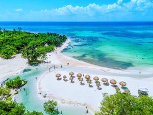 Romantic Playa Escape I 500m Award-Winning Beach I AC Pool Gym Patio Bikes WiFi 303