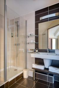 Hotels Logis Hotel Belle-Vue : Chambre Triple - Vue sur Mer