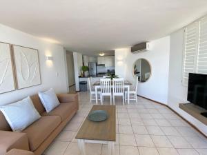 13 Glitter Bay - Seaviews & Beach access - Umhlanga 3BR