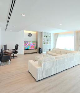 Luxury 3 Bedroom Apt with Private Beach Pool & Gym