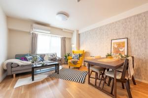 2ベットルーム,広々リビング,道頓堀や難波まで2駅5分,駅近5分,最大7名