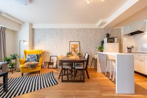 2ベットルーム,広々リビング,道頓堀や難波まで2駅5分,駅近5分,最大7名