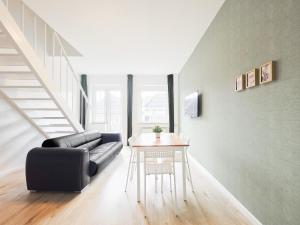 Tolstov Apartments - 4 Room Apartment - Maisonette - Balcony - 20 Min Messe DUS and Old Town DUS