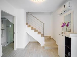 Comfort Steps from the Sea