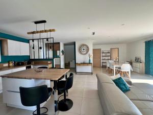 Villas Villa moderne avec piscine proche de la plage : photos des chambres