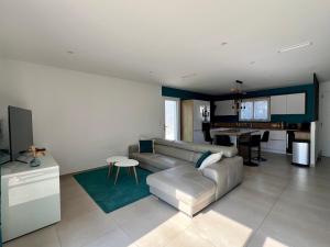 Villa moderne avec piscine proche de la plage