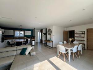 Villas Villa moderne avec piscine proche de la plage : photos des chambres