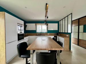 Villas Villa moderne avec piscine proche de la plage : photos des chambres