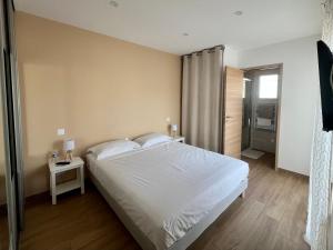 Villas Villa moderne avec piscine proche de la plage : photos des chambres