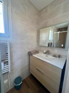 Villas Villa moderne avec piscine proche de la plage : photos des chambres