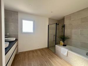 Villas Villa moderne avec piscine proche de la plage : photos des chambres