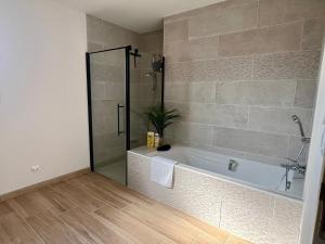 Villas Villa moderne avec piscine proche de la plage : photos des chambres