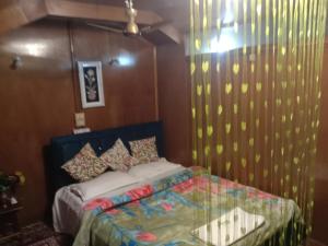Kashmir View group of Houseboat