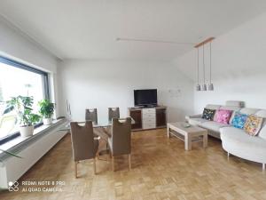 Gemütliche Ferienwohnung mit großer Dachterasse in gehobener Wohngegend