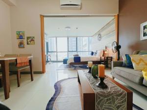 LUX BGC 1BR, Uptown Mall Connector, 5G WiFi, Pool, Ste 11