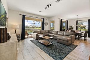 6 Bedrooms 5 Bathrooms Storey Lake 4763Kc