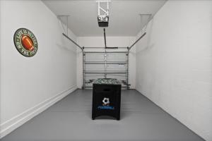 6 Bedrooms 5 Bathrooms Storey Lake 4763Kc