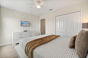 6 Bedrooms 5 Bathrooms Storey Lake 4763Kc