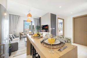 Modern Creekside 1BR Near Dubai Mall & Downtown