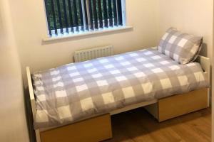 Oaklawn Apartment - Sleeps 4 Parking & Garden