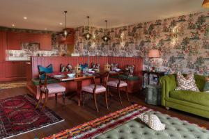 Townhouse Suites- Abbey Row