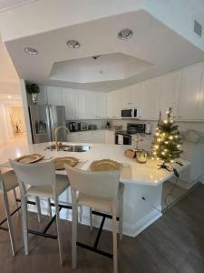 WONDERFUL,RENOVATED CONDO IN LUXURIOUS RESORT, Close to Famous 5thAve, Beach-Pier