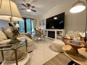 WONDERFUL,RENOVATED CONDO IN LUXURIOUS RESORT, Close to Famous 5thAve, Beach-Pier
