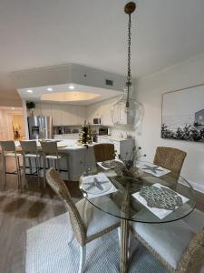 WONDERFUL,RENOVATED CONDO IN LUXURIOUS RESORT, Close to Famous 5thAve, Beach-Pier