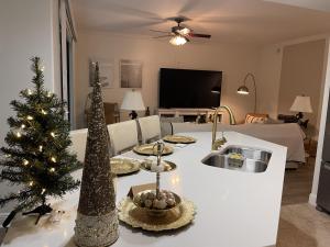 WONDERFUL,RENOVATED CONDO IN LUXURIOUS RESORT, Close to Famous 5thAve, Beach-Pier