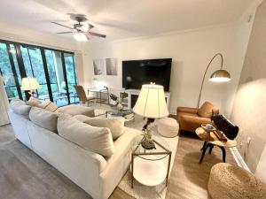 WONDERFUL,RENOVATED CONDO IN LUXURIOUS RESORT, Close to Famous 5thAve, Beach-Pier