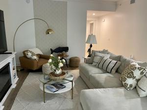 WONDERFUL,RENOVATED CONDO IN LUXURIOUS RESORT, Close to Famous 5thAve, Beach-Pier