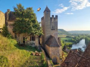 Maisons de vacances L-aventure medievale au frais derriere la pierre massive d-une tour millenaire : Maison 3 Chambres