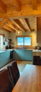 Chalet recent , 5 min télésiège de la Roche, virage 12